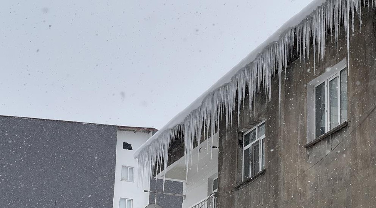 Bitlis’te korkunç görüntü! Buz sarkıtları tehlike saçıyor
