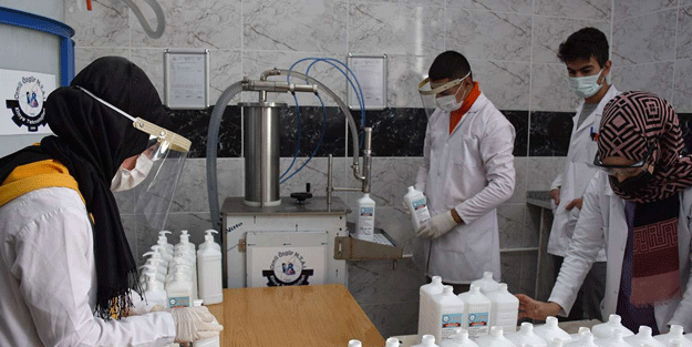 Meslek lisesi öğrencileri 30 ton dezenfektan üretti