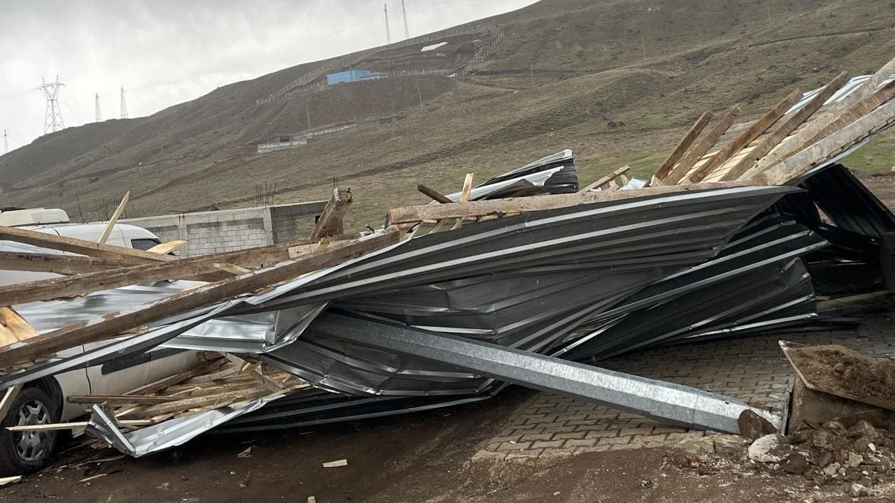 Bitlis’te şiddetli rüzgar çatıları uçurdu