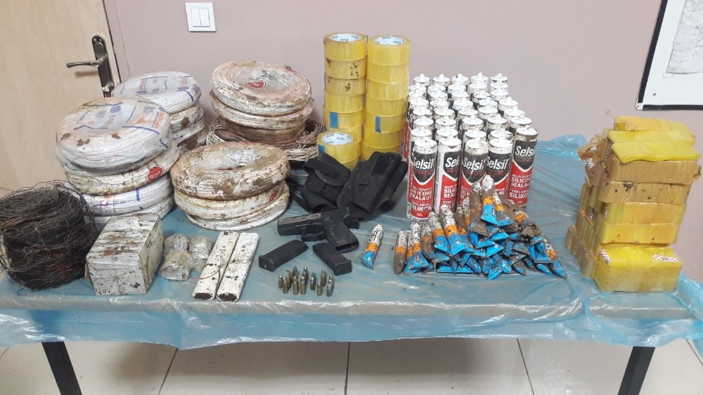 Bitlis’te toprağa gömülü silah ve mühimmat ele geçirildi 
