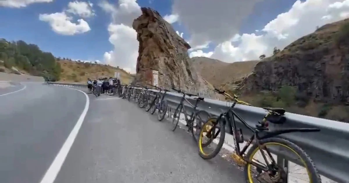 Bitlis'te yaklaşık 20 bisikletli Deliklitaş için pedalladı, dernekten restorasyon talebi