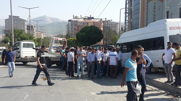 Bitlis'te yolcu minibüsü ile otomobil çarpıştı: Çok sayıda yaralı var