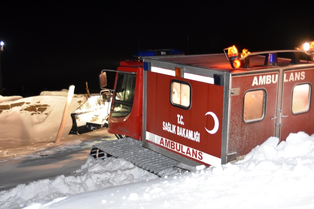 Bitlis’teki çetin kış şartlarında hastaların imdadına paletli ambulanslar yetişiyor 