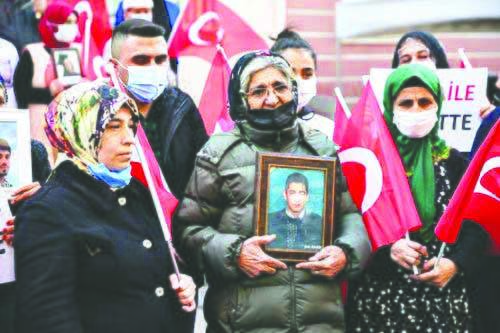 Biz katillerle mücadele ediyoruz, bunlar katillere makam veriyor!