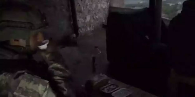 Biz rahat edelim diye mehmetçik silah başında oruç açıyor!