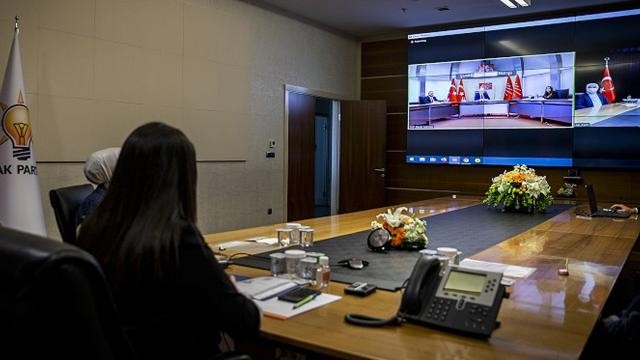 Biz size geldik Zoom’dan bayramlaştık