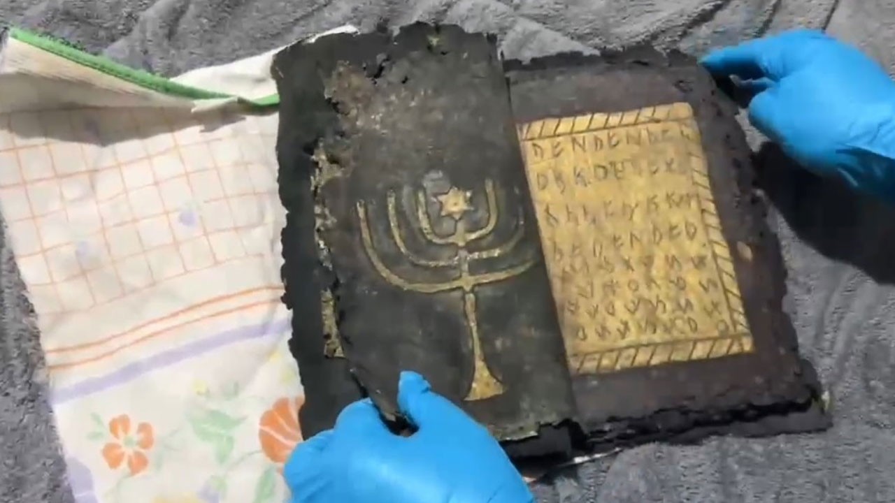 Bizans dönemine ait! Altın işlemeli dua kitabı ele geçirildi