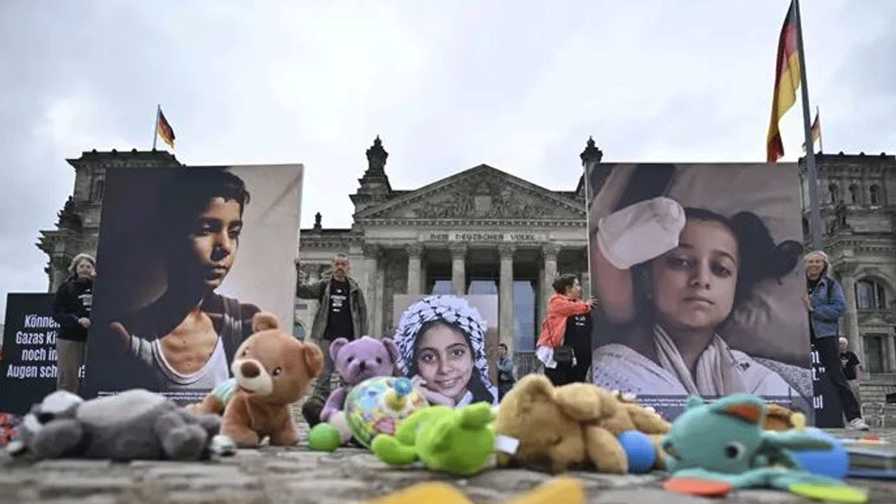 Bizdeki gezici sözde sanatçılar utansın! Almanya’da 200 ünlü isimden ibretlik çağrı