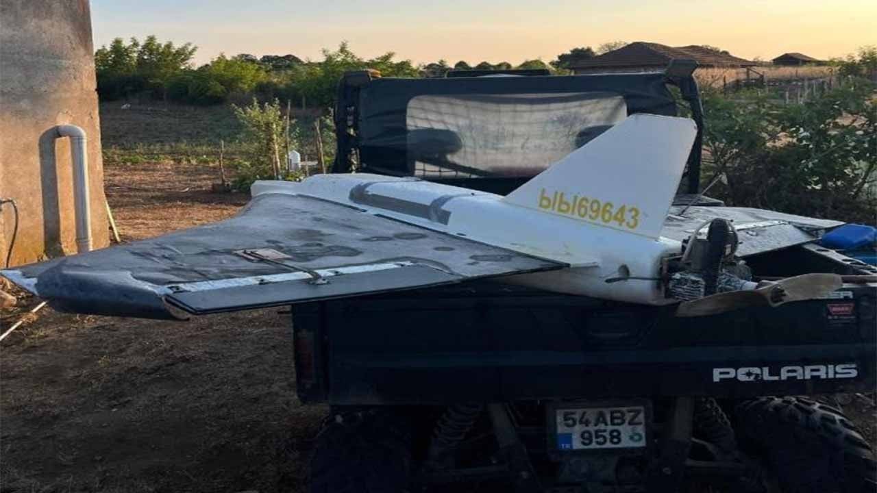 Bize bir şey olmaz kafası! Sahile vuran İHA’yı alıp eve götürdü