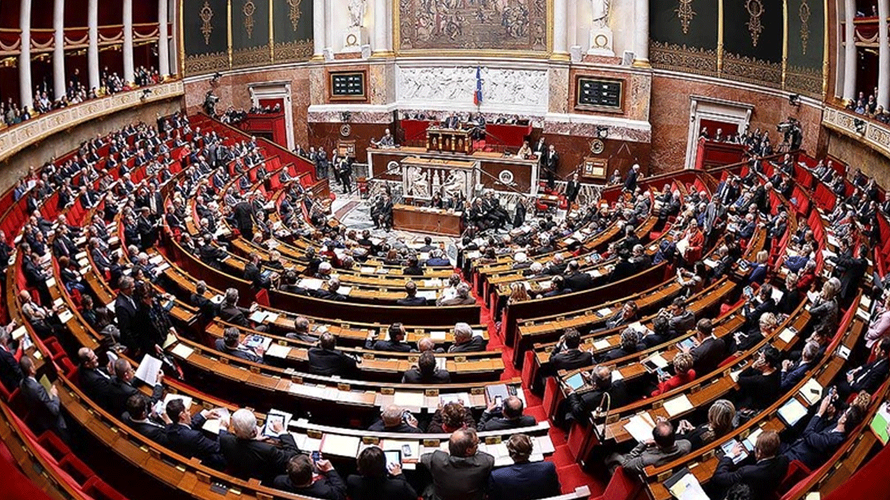 Bize demokrasi dersi verenlere bakın! Fransa hükümeti Meclis’e sormadan uygulayacak