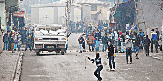 ‘Bizi bıçakla tehdit edip zorla taş attırıyorlar’