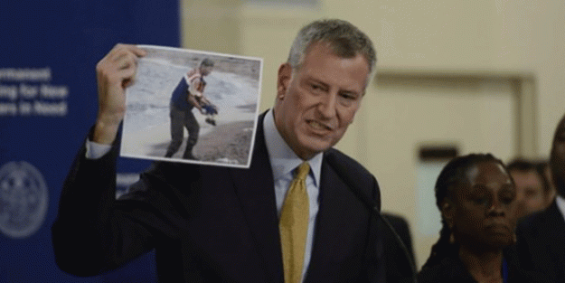 Blaşio, Başkan adayı Christie'ye Aylan'ın fotoğrafı ile seslendi