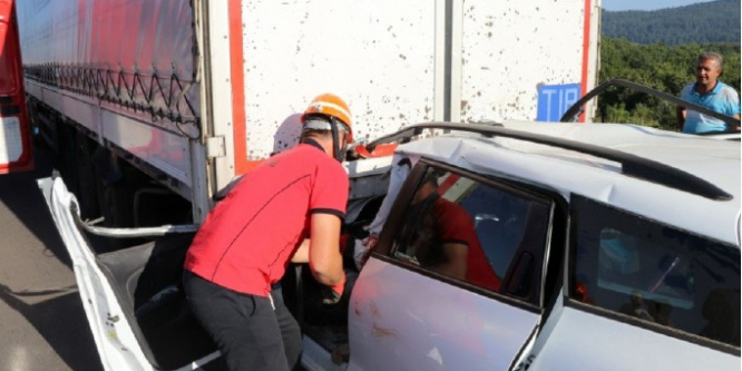 Otomobil TIR'ın altına girdi: 1 ölü, 2 yaralı