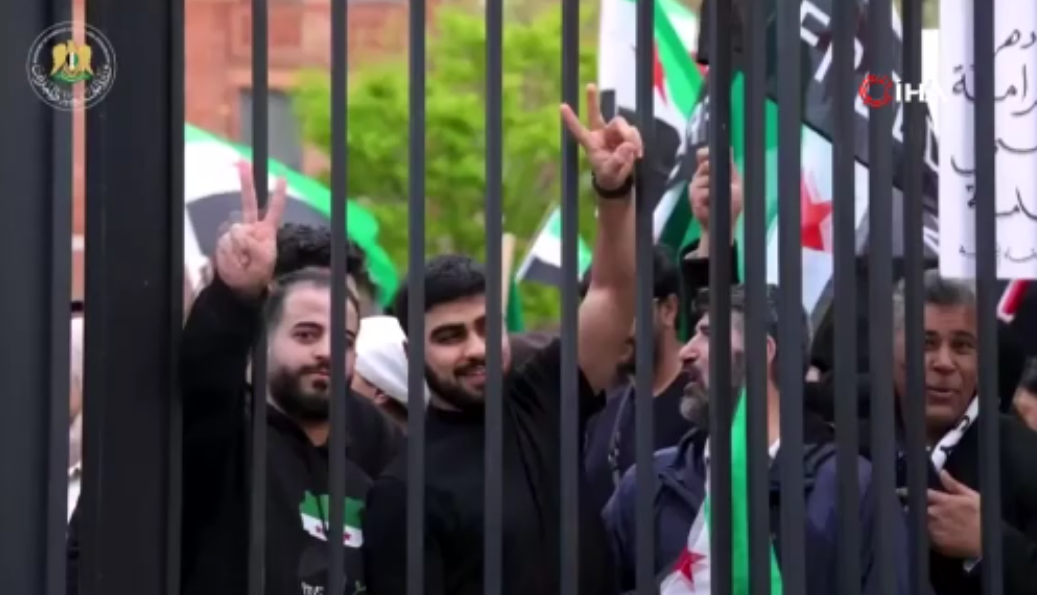 BM Genel Merkezi’nde Suriye bayrağı göndere çekildi