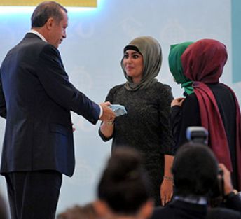 BM’de konuşan Zehra: Başörtüsü kararı gecikmiş bir karar