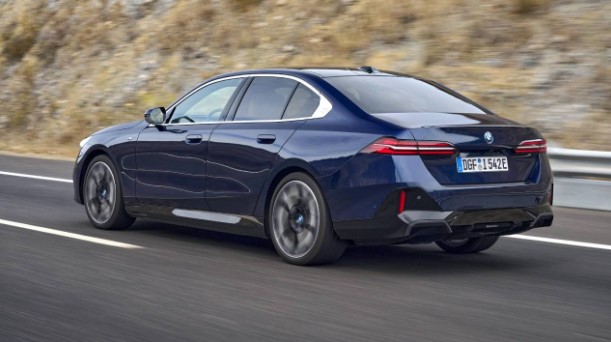 BMW’den yeni 1.6 lt hibrit 520i Sedan! İşte fiyatı