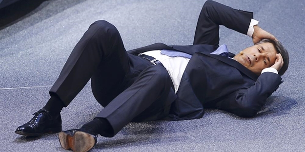 BMW'nin CEO'su sahnede bayıldı - FOTO