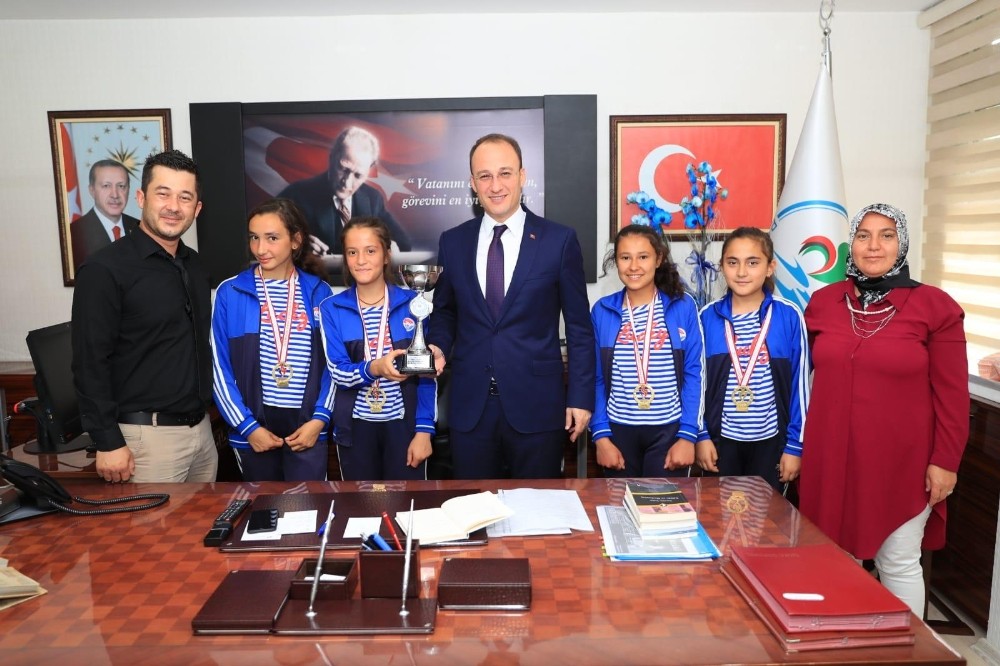 Bocce’nin şampiyonları Avni Örki’yi ziyaret etti 