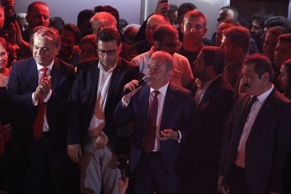 Böcek, zaferini partililerle paylaştı: 