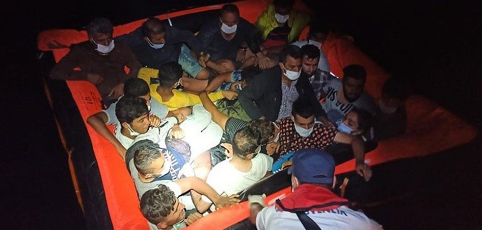 Bodrum açıklarında Türk kara sularına itilen 37 düzensiz göçmen kurtarıldı