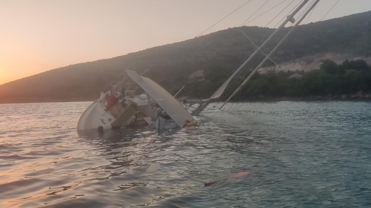 Bodrum açıklarında yelkenli tekne kayalıklara çarptı