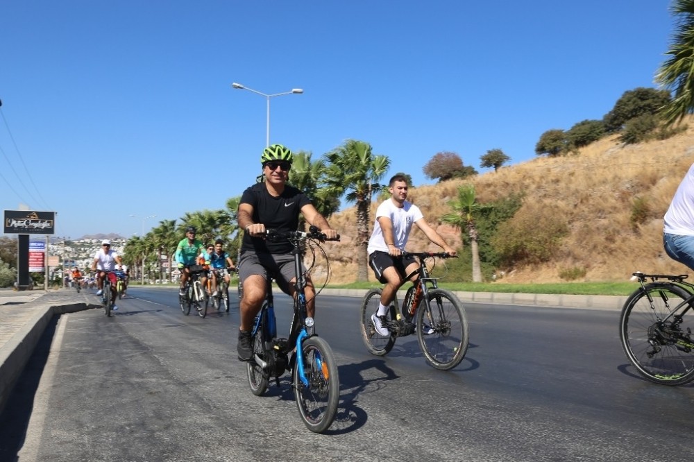Bodrum Belediye Başkanı bisiklete binerek tarihi yerlerde çöp topladı 