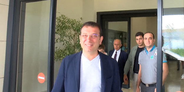 Gazetecilerin tatil sorusuna böyle cevap verdi! 'Bodrum' Ekrem, İstanbul'a dönüş yaptı