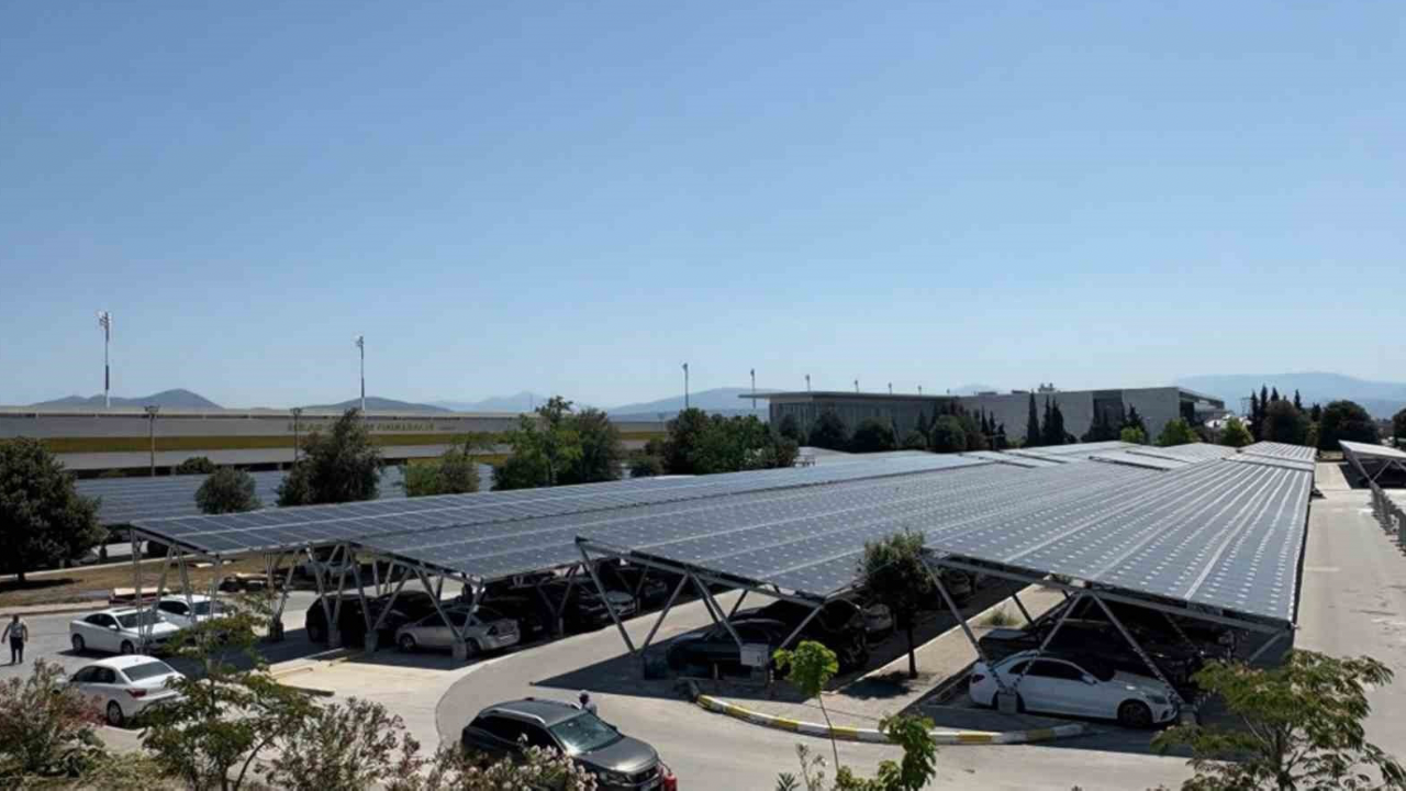 Bodrum Havalimanı’nda güneş enerjisi devrimi: Türkiye’nin en büyük GES’li otoparkı açıldı!