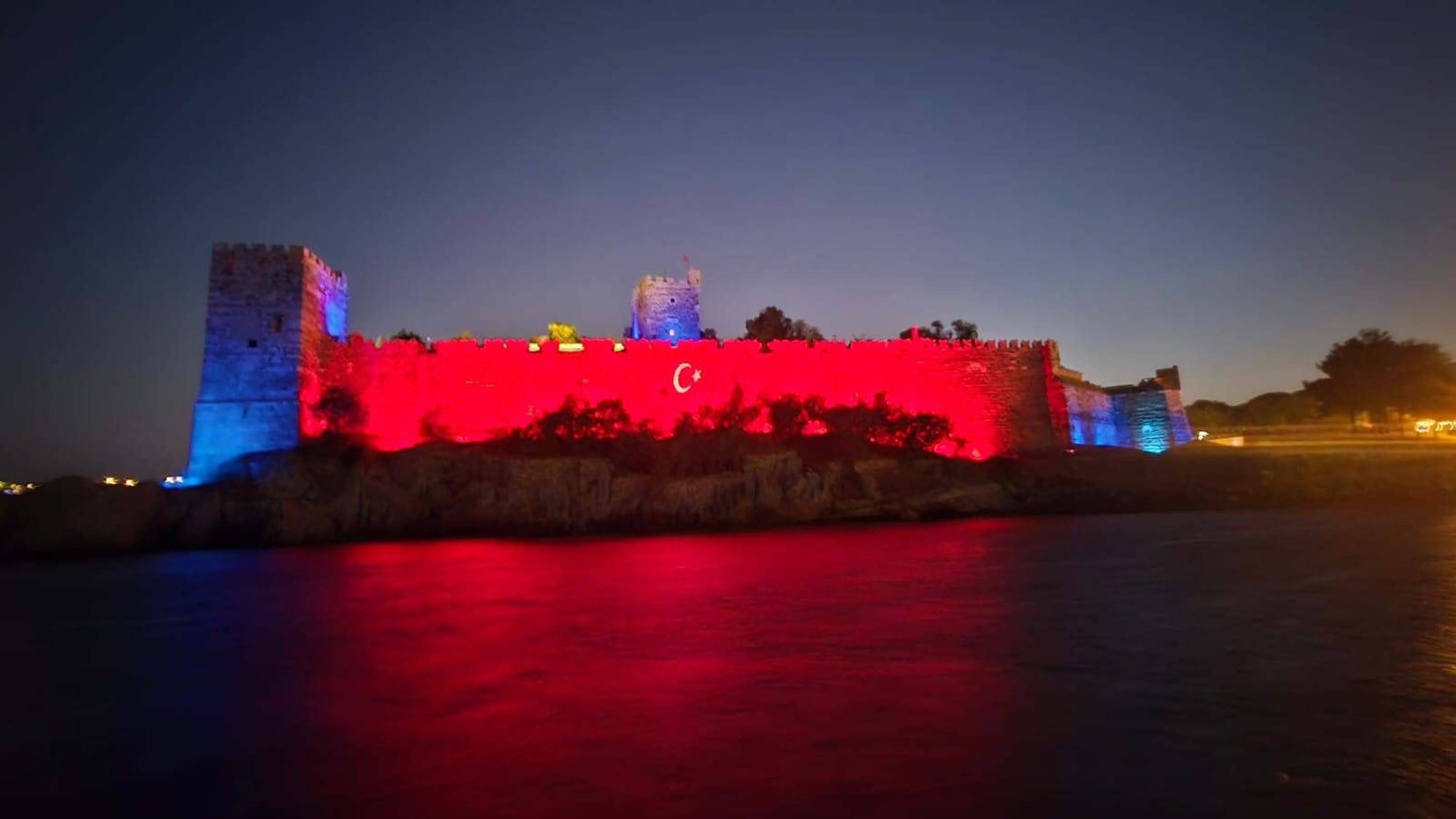 Bodrum Kalesi jandarma renkleriyle aydınlandı
