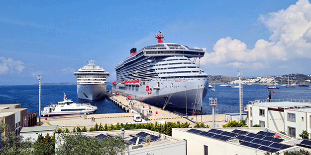 Bodrum'a iki dev kruvaziyer yanaştı