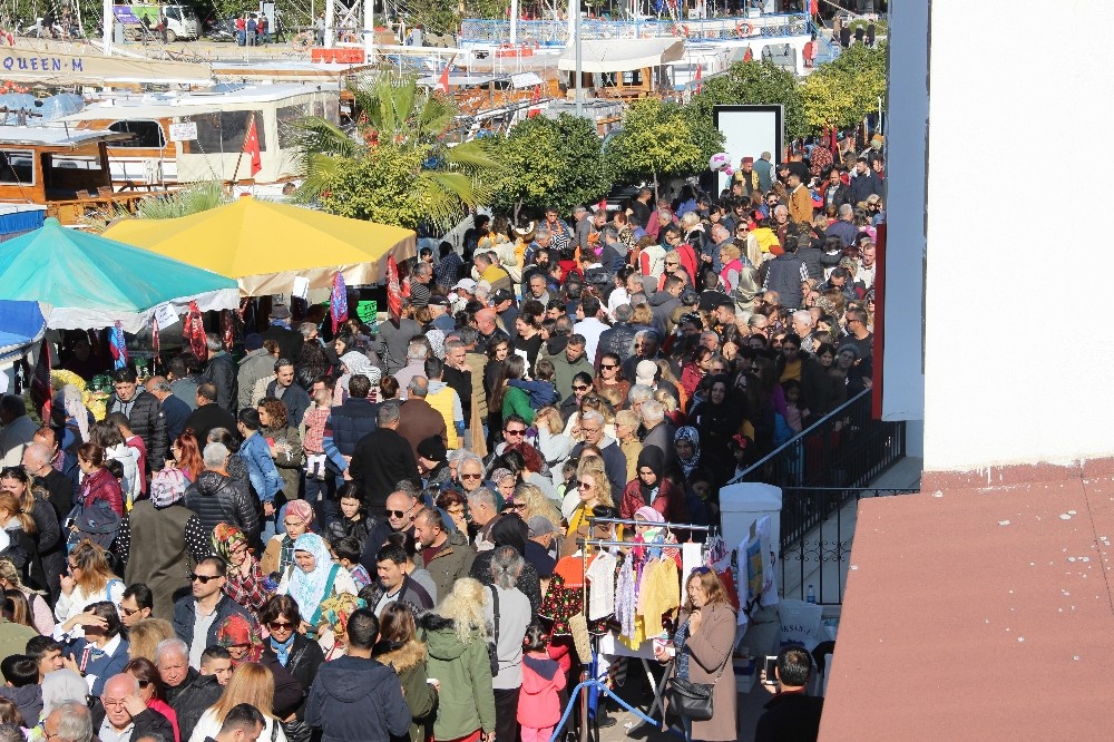Bodrum’da 1 kilometrelik hamsi kuyruğu 