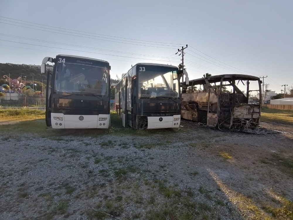 Bodrum’da 2 otobüs cayır cayır yandı 