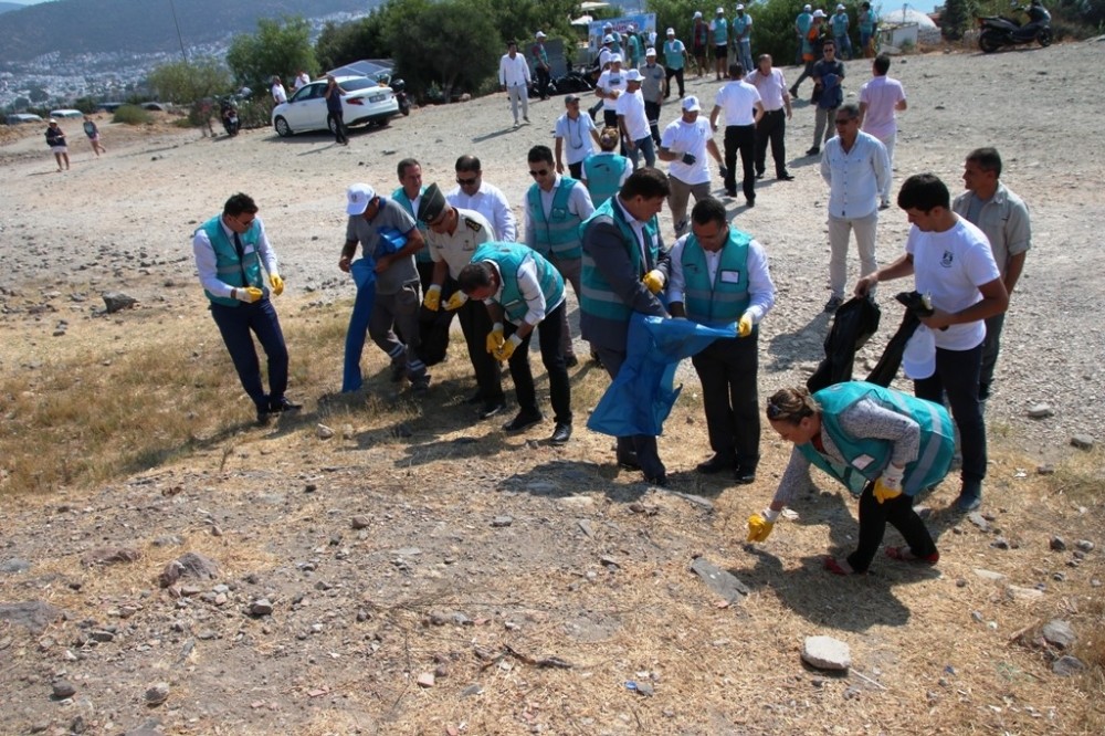 Bodrum’da 30 dakika da 1 ton çöp toplandı 