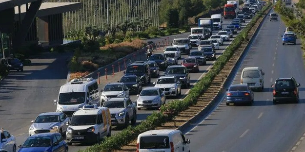 Bodrum’da adım atacak yer kalmadı! 60 saatte 60 bin araç giriş yaptı