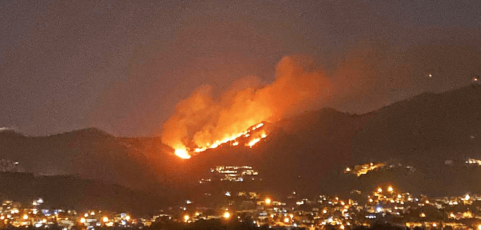 Bodrum'da çıkan yangın söndürülmeye çalışılıyor