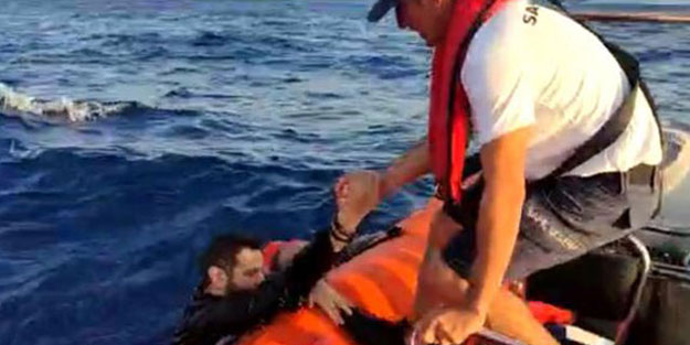 Bodrum'da düzensiz göçmenleri taşıyan lastik bot battı