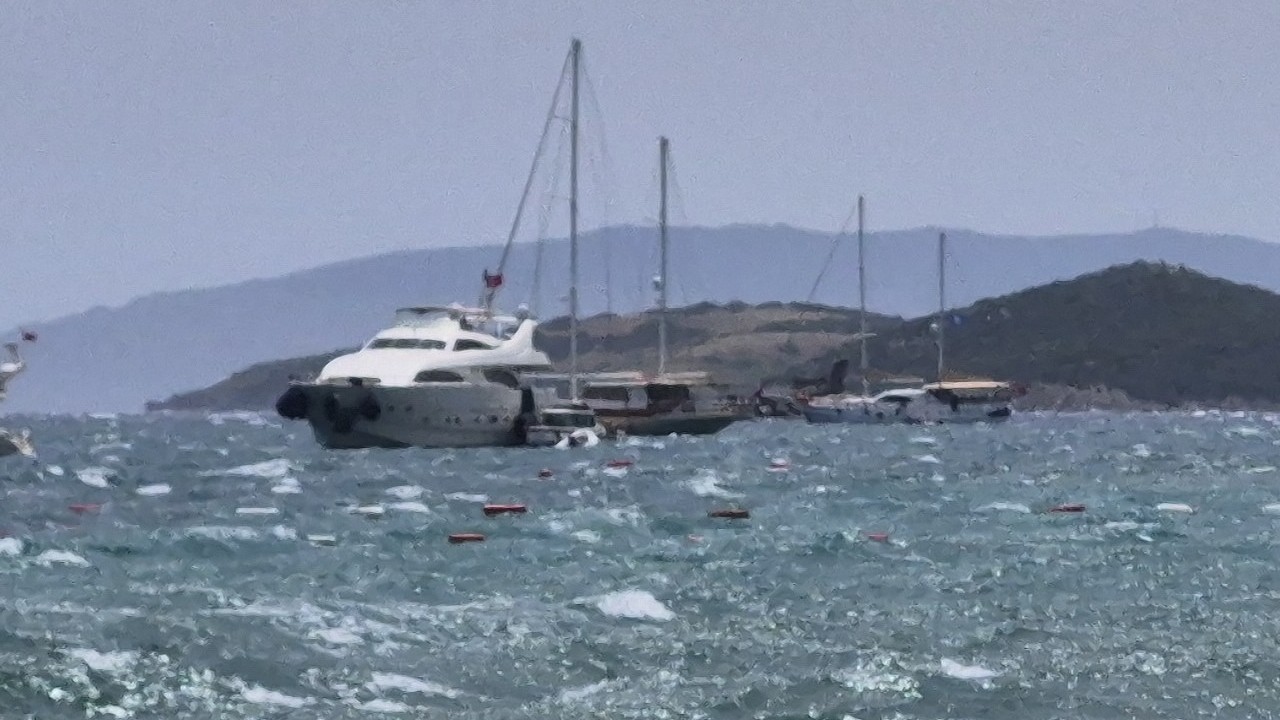 Bodrum’da fırtına tekneleri karaya sürükledi