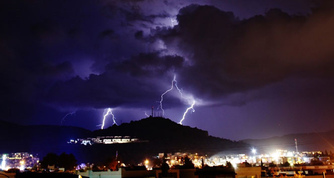 Bodrum'da gece şimşeklerle aydınlandı