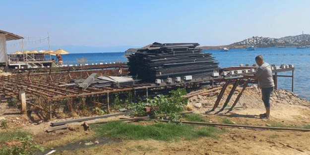 Bodrum'da kaçak iskelelerin kaldırılmasına devam ediliyor