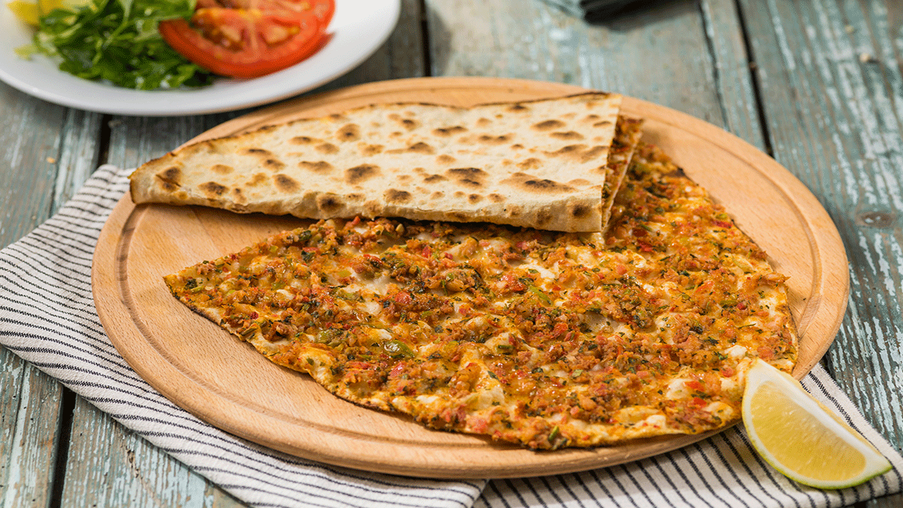 Bodrum'da lahmacun yiyen Safiye Soyman ve Faik Öztürk, hesabı görünce küçük dilini yuttu