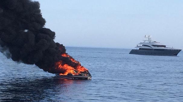 Bodrum'da lüks yat alev alev yanarak battı