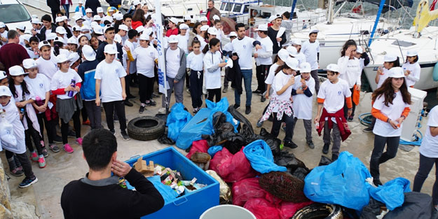 Bodrum’da öğrenciler kıyıda, dalgıçlar deniz dibinde temizlik yaptı