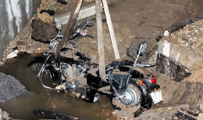 Bodrum'da patlayan çukur motosikleti yuttu