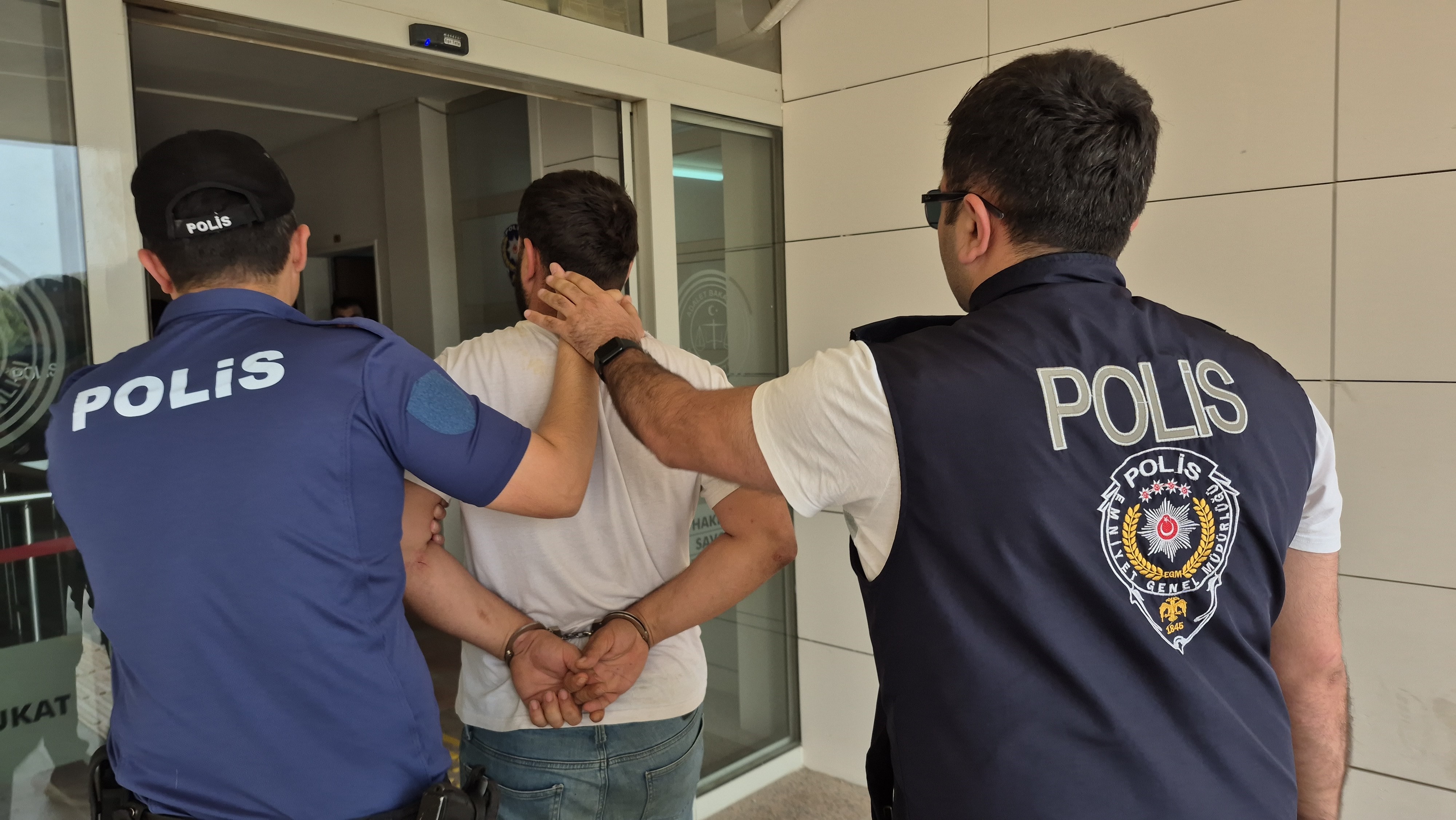 Bodrum'da polise saldıran şüpheliler serbest bırakıldı