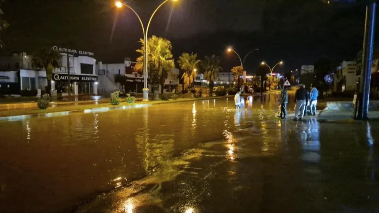 Bodrum'da sağanak kabusu: İstinat duvarı çöktü, binalar boşaltıldı!