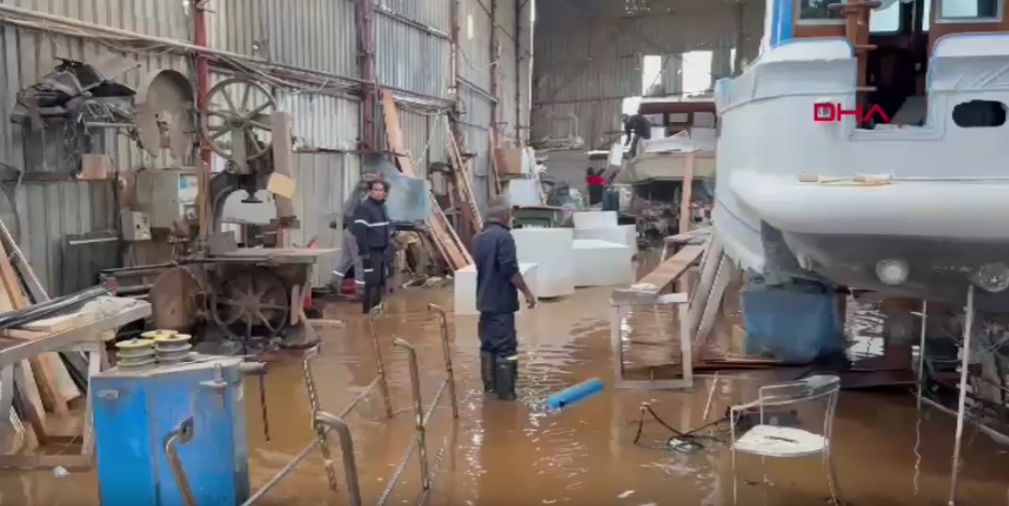 Bodrum'da sağanak kabusu yollar kapandı dükkanları su bastı!