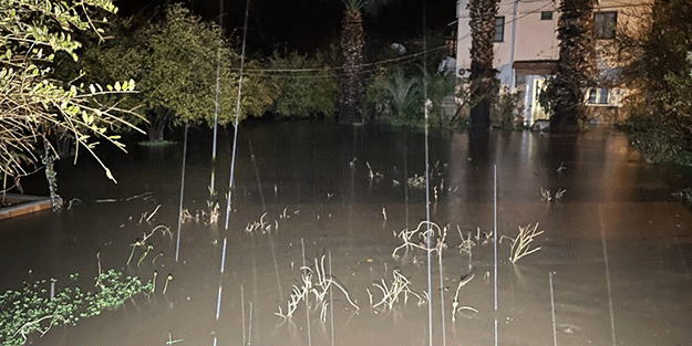 Bodrum'da sağanak nedeniyle evleri su bastı, kaya parçaları yolları kapattı