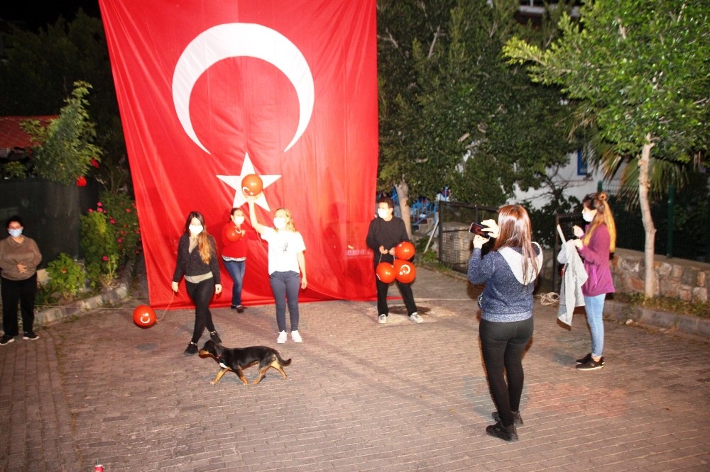 Bodrum’da vatandaşlar balkonlara sığmadı sokaklara taştı 