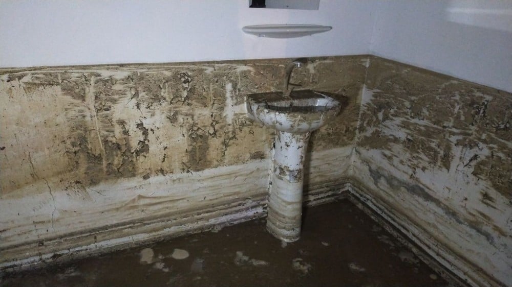 Bodrumları su bastı, kaleden kaya parçaları düştü 