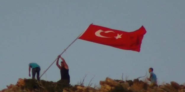 Vatandaş Türk bayrağının indirildiğini görünce...